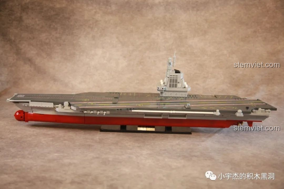 Các mô hình trực thăng Z-9 đi kèm bộ lắp ráp Sluban M38-B1188 Tàu Sân Bay Phúc Kiến.