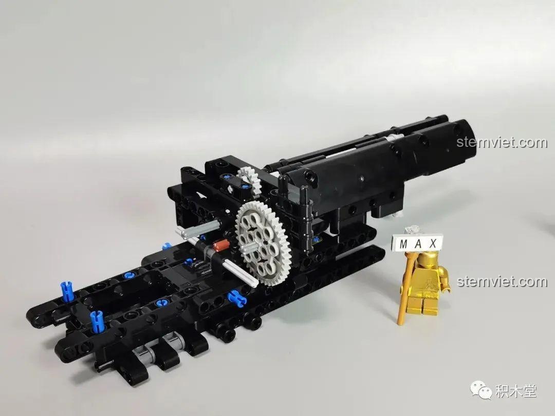 Cận cảnh trục truyền động trung tâm của Xe Jeep Quân Sự Mạnh Mẽ Taigaole T4015, kết nối với động cơ phía trước.