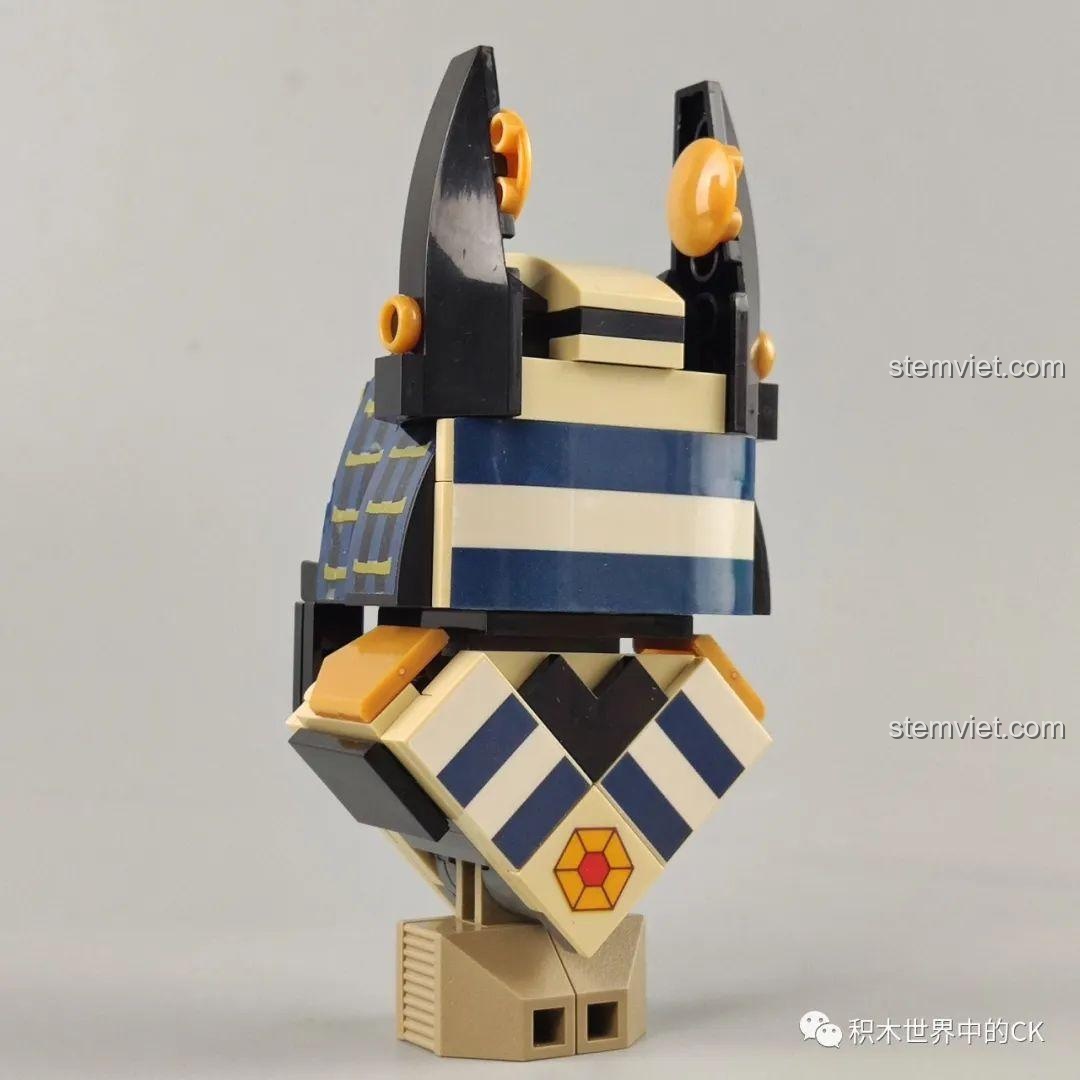 Bộ sưu tập tượng thần Ai Cập ZHEGAO CW2002A được trưng bày trong tủ kính có đèn, tạo hiệu ứng ấn tượng và sang trọng.