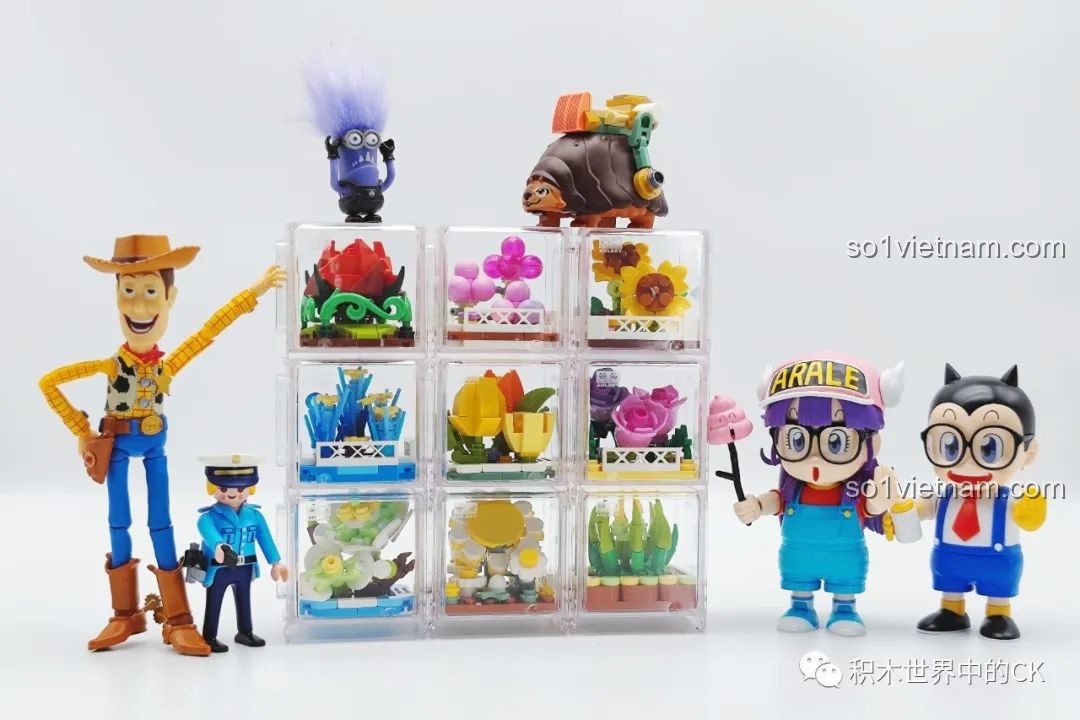 Bộ sưu tập 9 chậu hoa nhà kính AULDEY được trưng bày cùng các nhân vật đồ chơi khác như Woody, Minion.