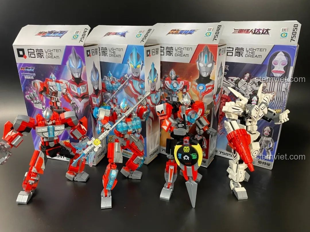 Toàn bộ bốn mô hình robot QMAN Ultraman Cơ Giáp Tăng Cường được trưng bày cùng với hộp sản phẩm.