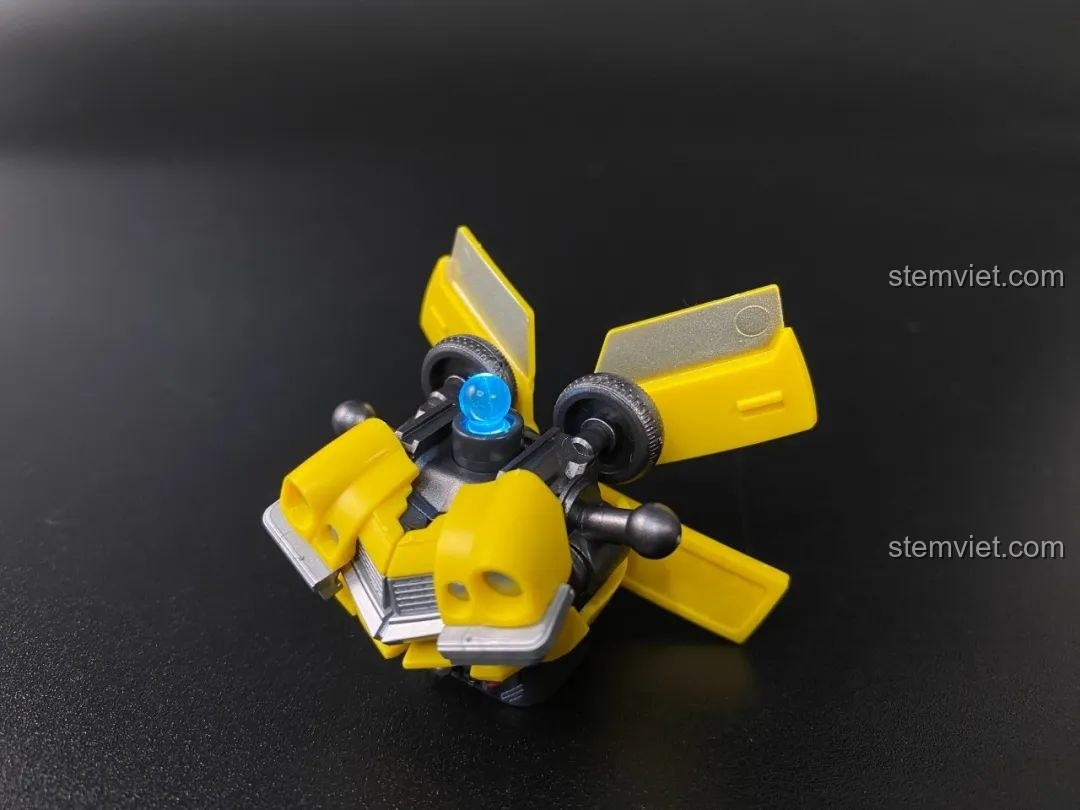 Mô hình Bumblebee BLOKEES trên đế trưng bày, với hiệu ứng lửa màu vàng cam, tăng tính rực rỡ.