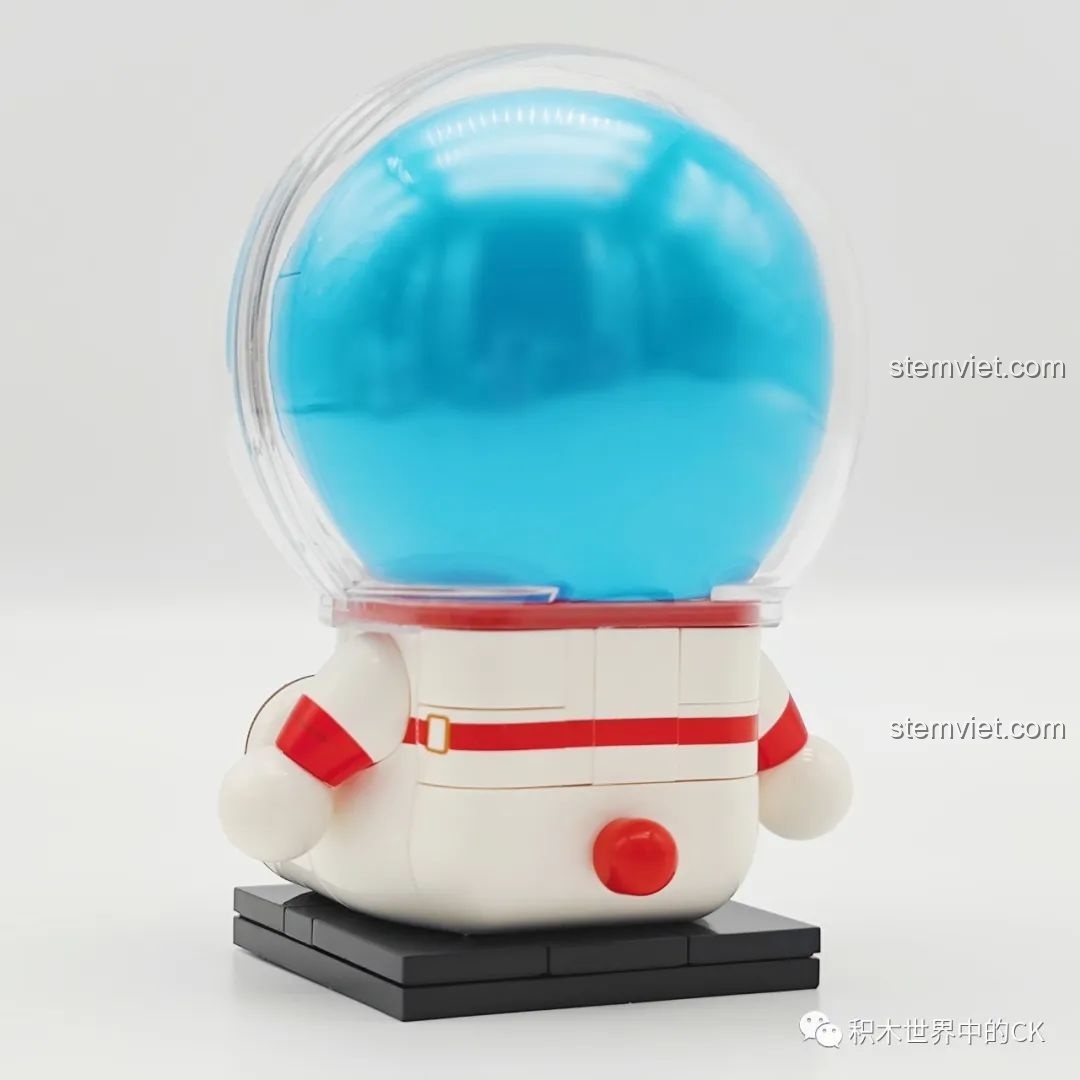Các mô hình lắp ráp Keeppley Doraemon và các nhân vật khác được trưng bày trong tủ kính, thể hiện giá trị trang trí cao.