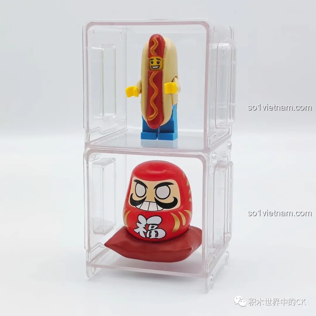Các món đồ chơi nhỏ như LEGO và Daruma được trưng bày trong hai hộp xếp chồng của bộ hoa mini AULDEY.