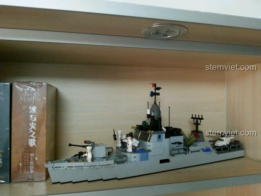 Mô hình hoàn chỉnh của bộ lắp ráp GUDI 8026 Tàu Hộ Vệ Tên Lửa Hùng Mạnh được trưng bày trên kệ sách.