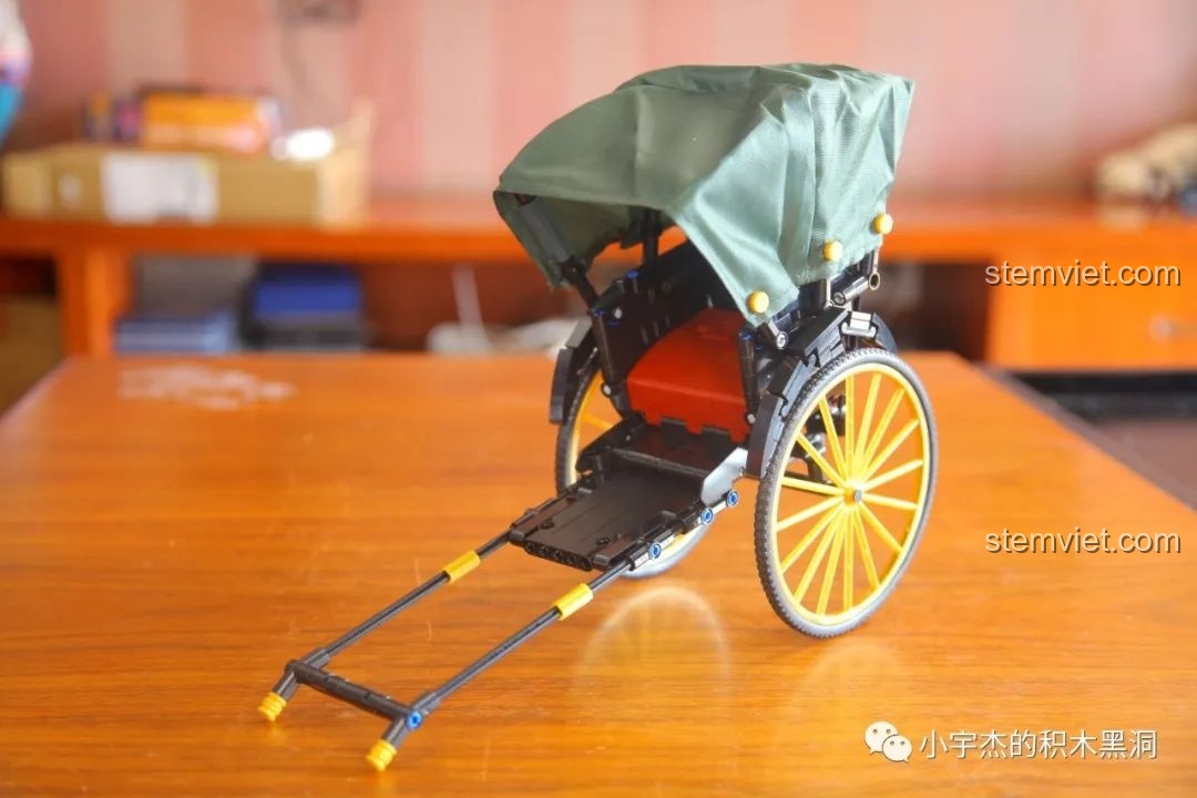 Ảnh chụp cận cảnh từ bên hông của mô hình xe kéo tay AchKo, làm nổi bật bánh xe và mui xe.