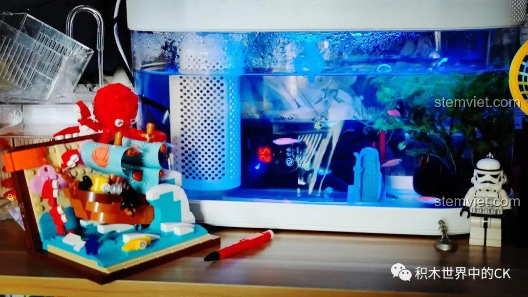 Mô hình sách lắp ráp bạch tuộc thuyền buồm KY7069 được trưng bày cạnh bể cá, tạo không gian sống động, phù hợp trang trí.