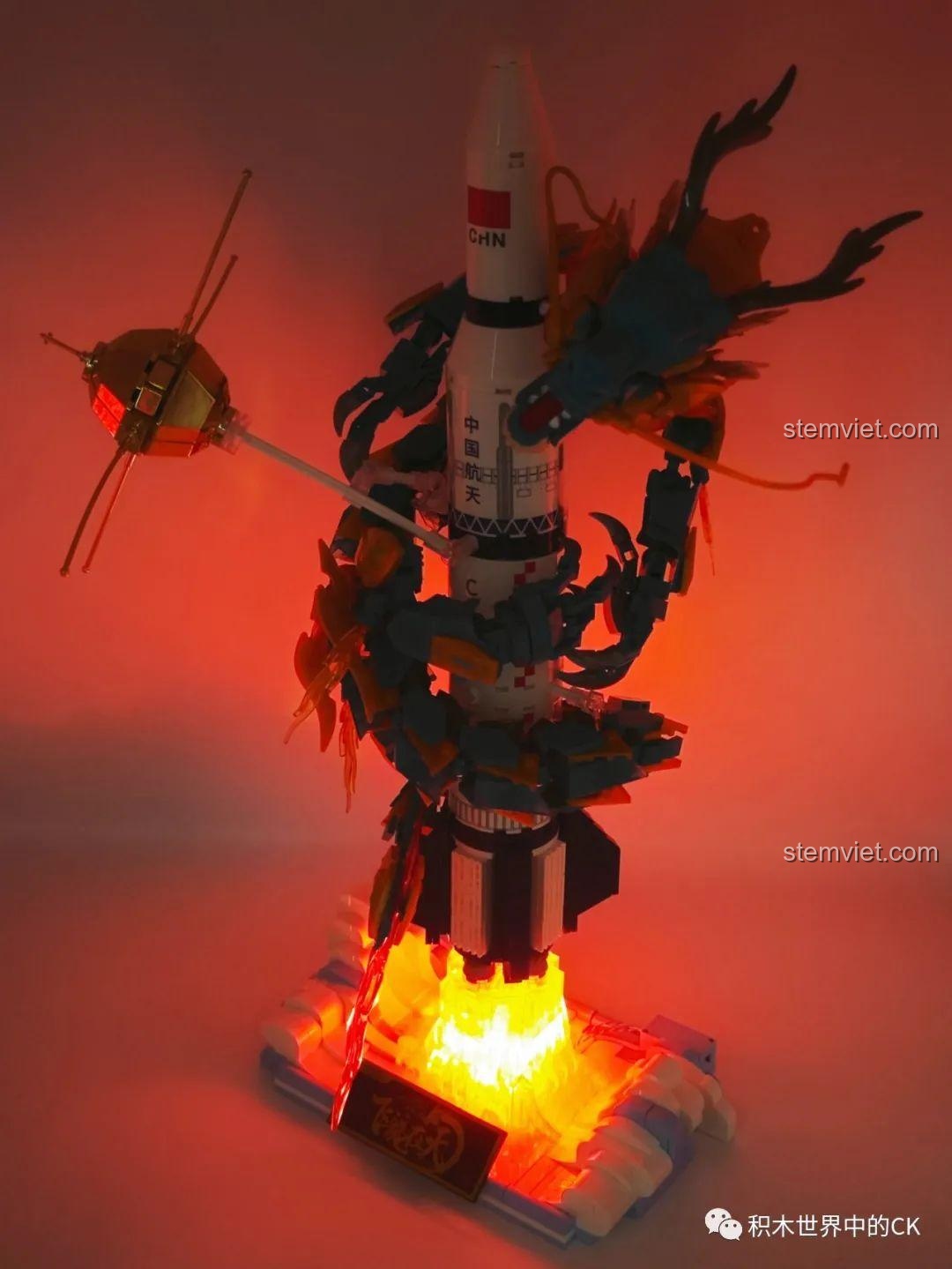 Mô hình SEMBO 203359 hoàn chỉnh được trưng bày bên cạnh tấm poster nghệ thuật đi kèm, một sự kết hợp hoàn hảo.