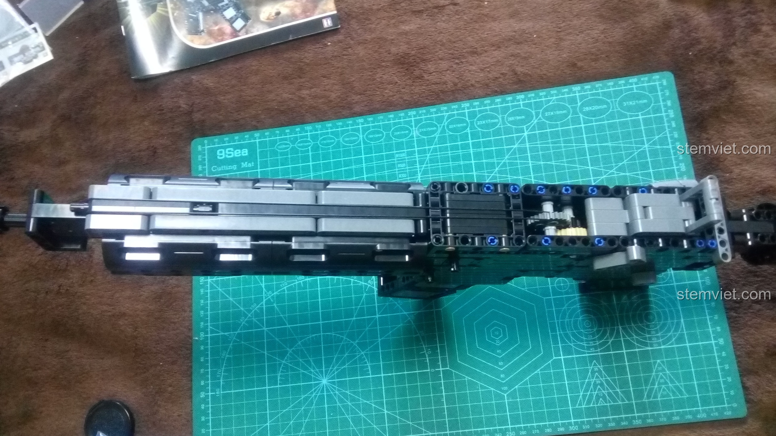 Mô hình súng M4A1 được đặt trên giá đỡ đi kèm, sẵn sàng để trưng bày.