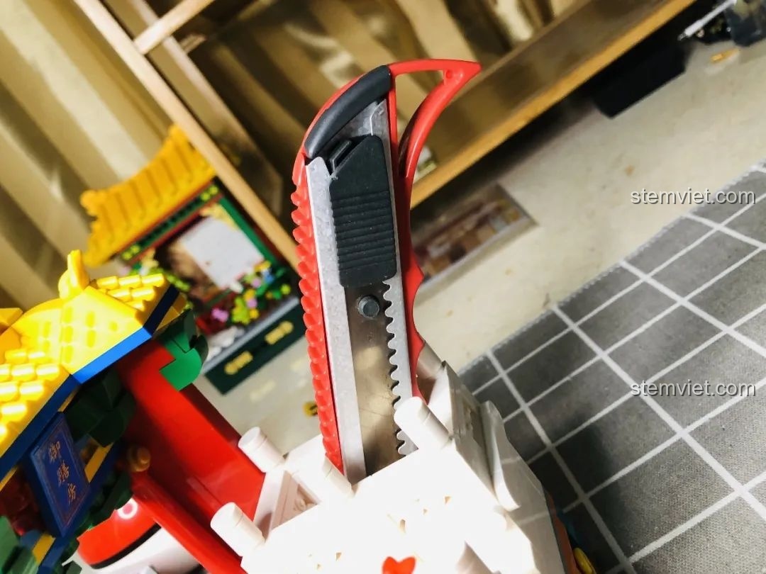 Mô hình Wekki 506004 Cảnh Thu đặt trên bàn, sẵn sàng để trưng bày trong không gian sống.