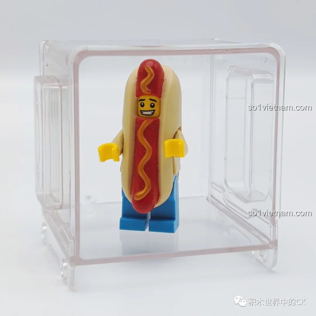 Một nhân vật LEGO Hot Dog Man được trưng bày bên trong hộp trong suốt của bộ hoa mini AULDEY.