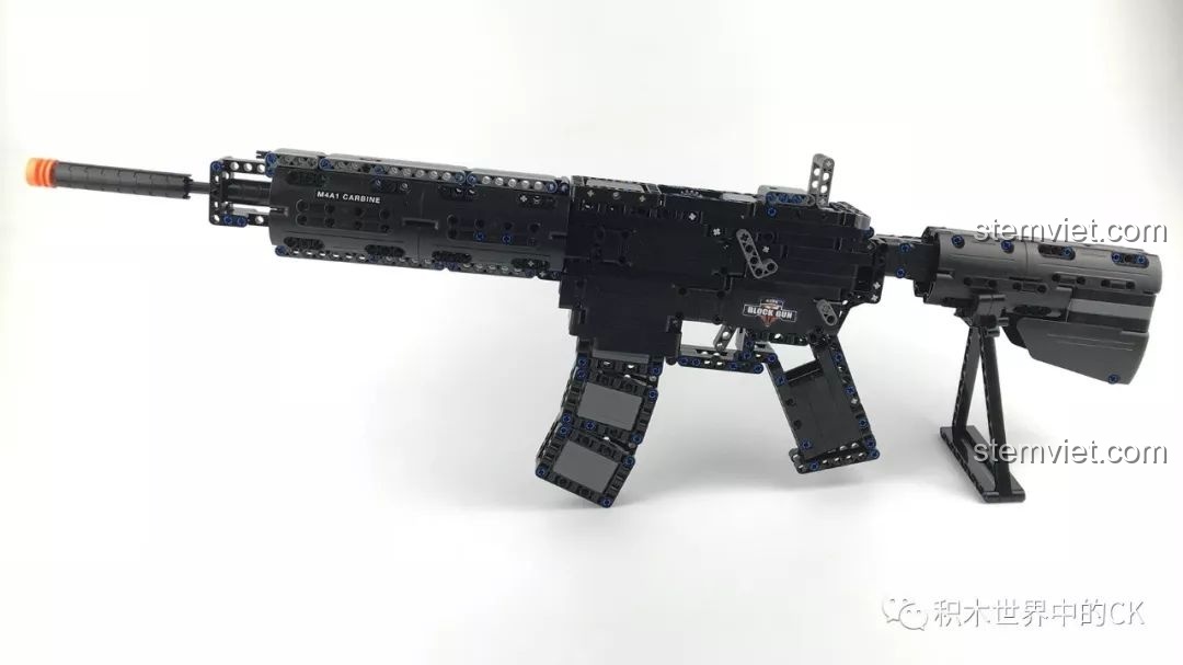 Mô hình súng M4A1 CaDA C81005 được trưng bày trên giá đỡ đi kèm, khoe trọn vẻ đẹp thiết kế.