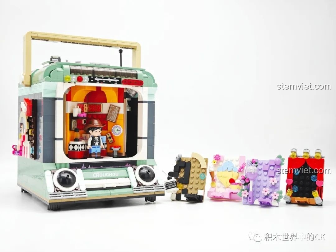 Mô hình Keeppley DZ0157 hoàn thiện được trưng bày cùng các tấm panel trang trí, một tác phẩm nghệ thuật độc đáo.