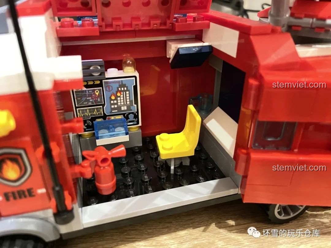 Nội thất trung tâm chỉ huy di động bên trong xe QMAN 2807 với màn hình lớn, ghế ngồi và bình cứu hỏa.