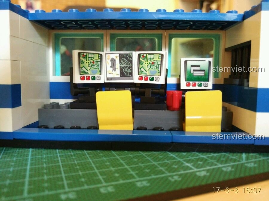 Bên trong trạm điều khiển di động của bộ GUDI 9316, với các màn hình máy tính và ghế ngồi, tạo không gian làm việc chân thực.