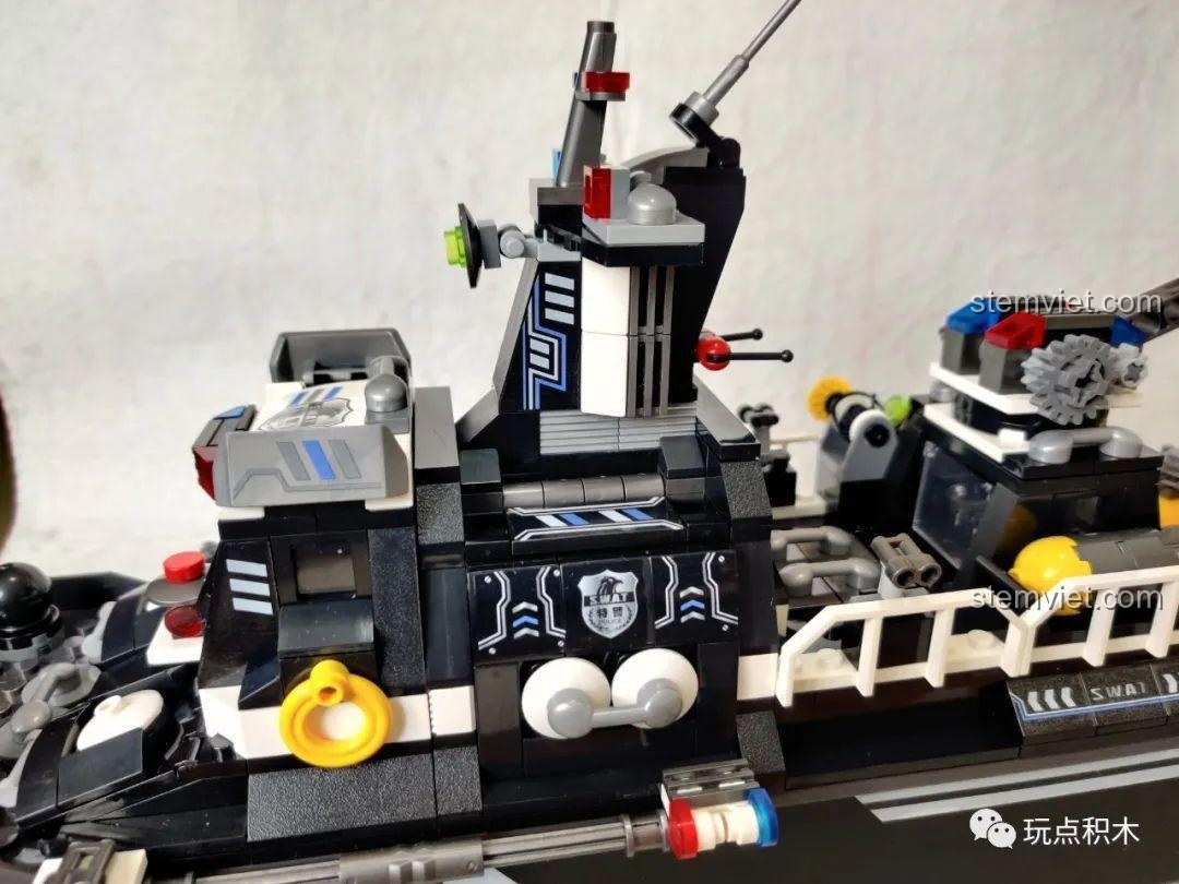 Phần giữa của Tàu Tuần Tra Đặc Nhiệm SWAT 102467 với tháp chỉ huy và các chi tiết trang trí.