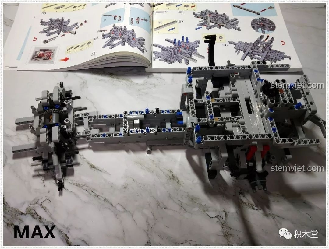 Khung gầm của bộ lắp ráp Qizhile 23010 Nissan GT-R với hệ thống truyền động 4 bánh đang được lắp đặt.