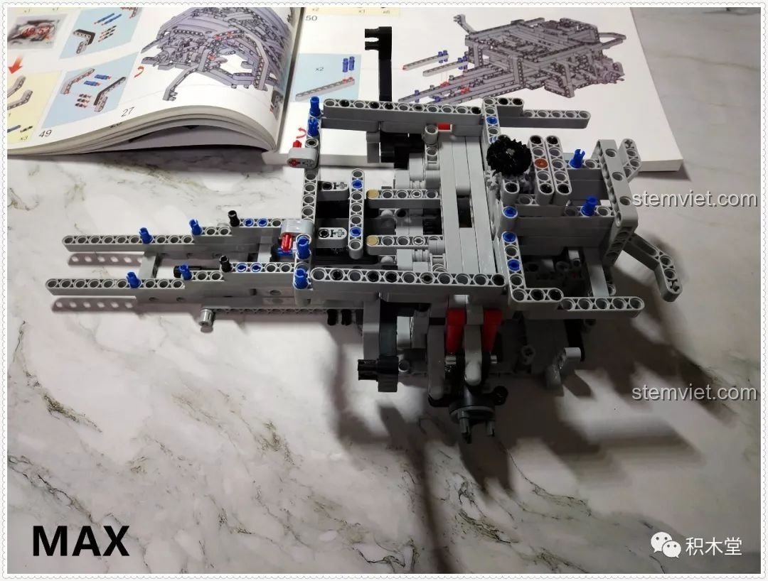 Quá trình lắp ráp các bộ phận truyền động và hệ thống treo trên khung gầm của Qizhile 23010 Nissan GT-R.