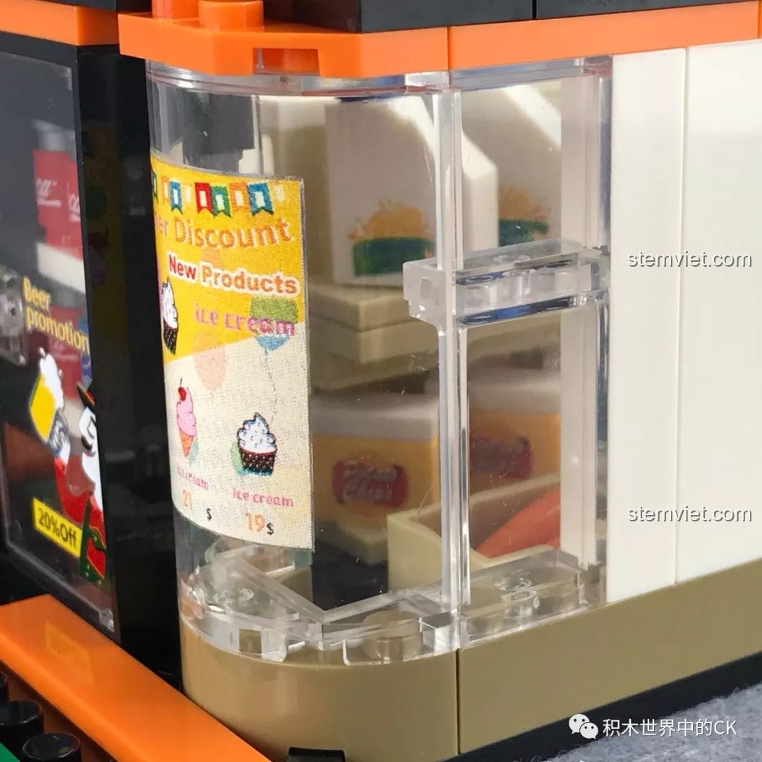 Cửa kính trưng bày các hộp kem mát lạnh, một chi tiết nhỏ trong bộ đồ chơi Mô hình mini street view 7-Eleven 601017 chất lượng cao.