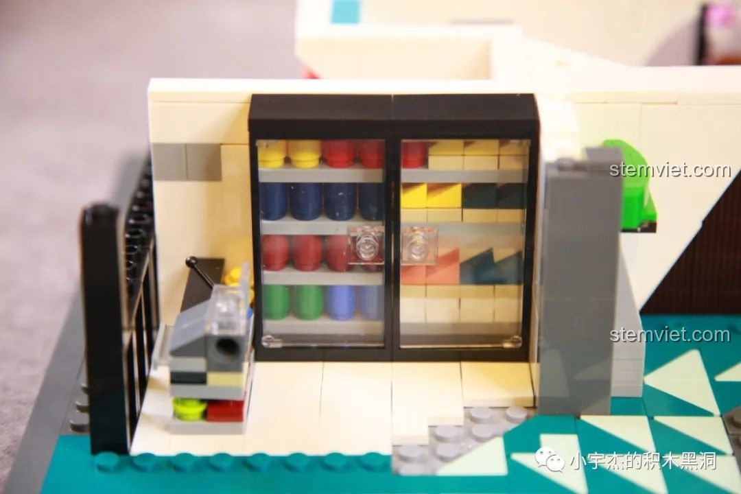 Tủ lạnh chứa đầy đồ uống trong tiệm đồ ngọt của bộ K-Box 10507.