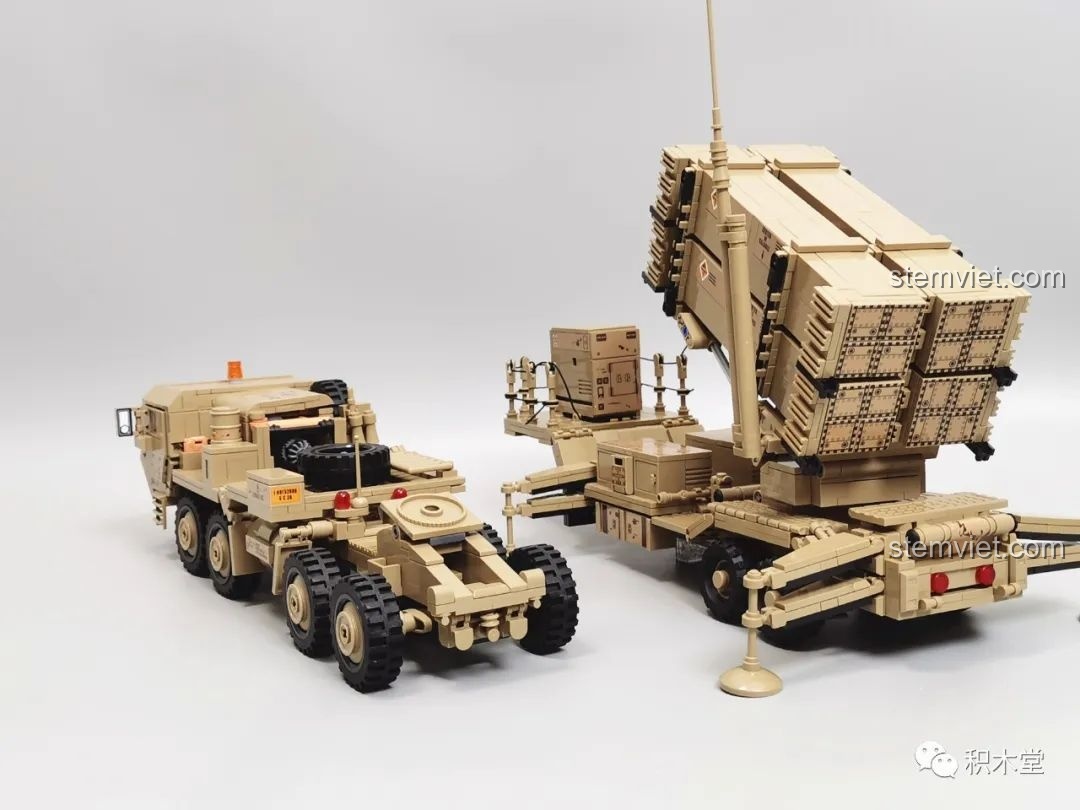 Mô hình Xe Tải Tên Lửa M983 628014 đang ở tư thế bẻ lái, cho thấy khớp nối linh hoạt.