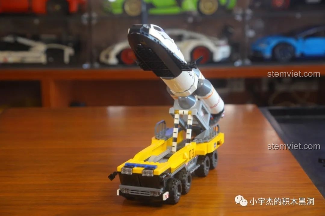 Mô hình GUDI 10803 với tên lửa được nâng lên ở tư thế chuẩn bị phóng.