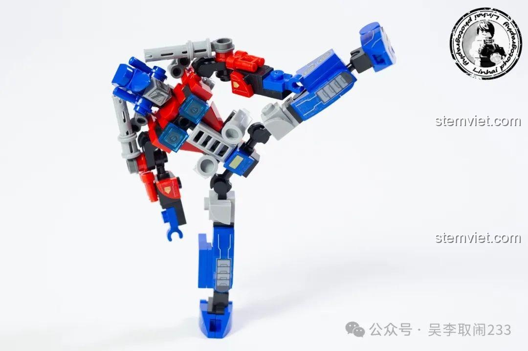 Robot Optimus Prime trong tư thế đá chân cao, cho thấy biên độ cử động lớn của khớp háng.