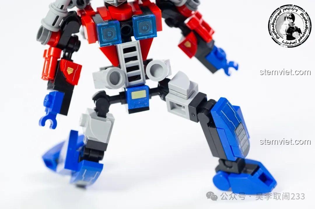 Mô hình Robot Optimus Prime trong tư thế quỳ một chân, thể hiện sự ổn định và linh hoạt.