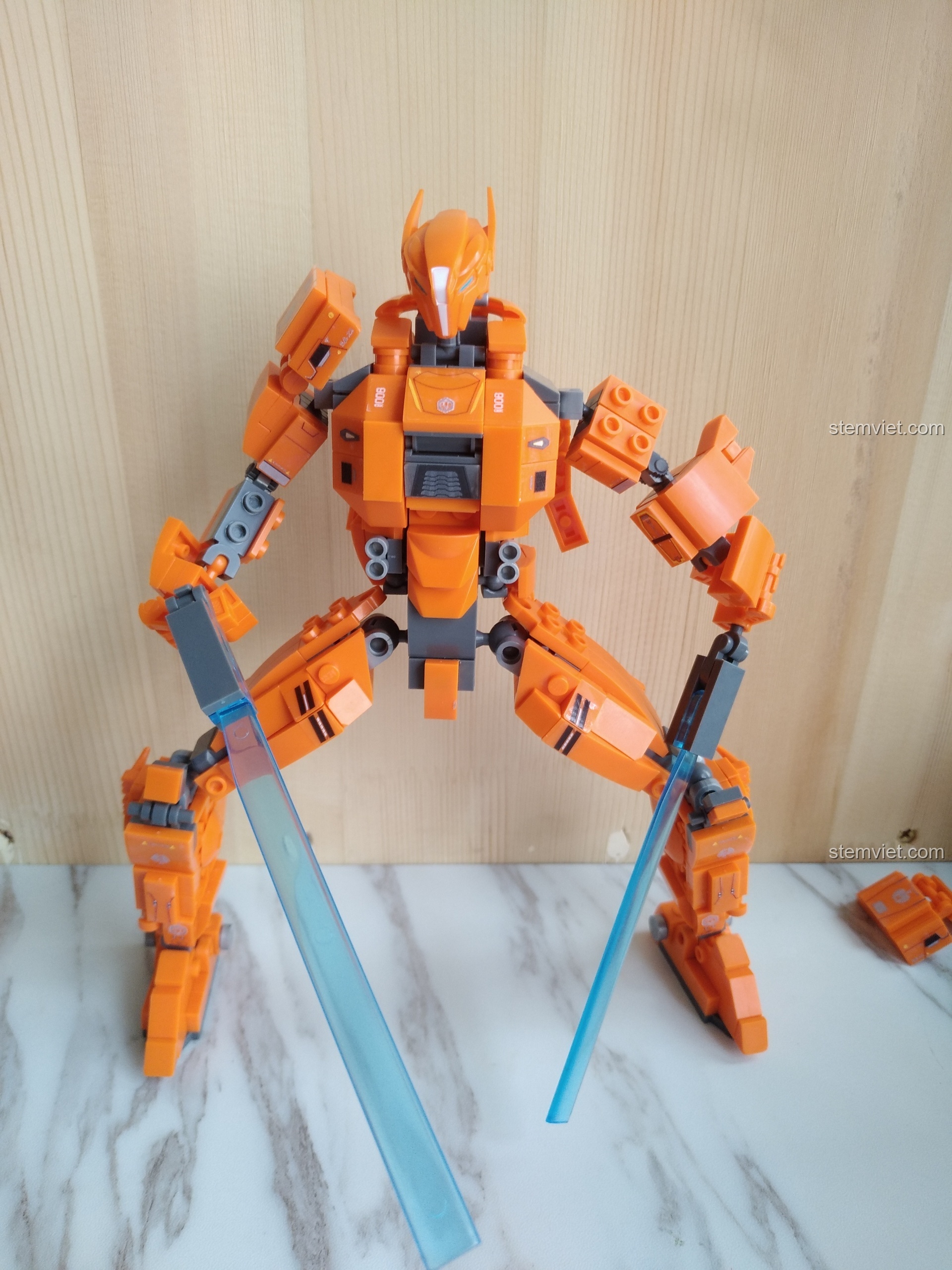 Mô hình Saber Athena M38B0726B trong tư thế tấn công mạnh mẽ, hai thanh kiếm chĩa về phía trước, khoe thiết kế đẹp.