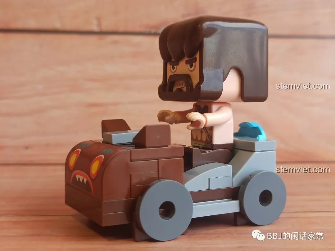 Góc nhìn nghiêng của Tù trưởng đang lái xe mỏ trong bộ đồ chơi xây dựng Xe mỏ trong game Mini World QMAN 4906.