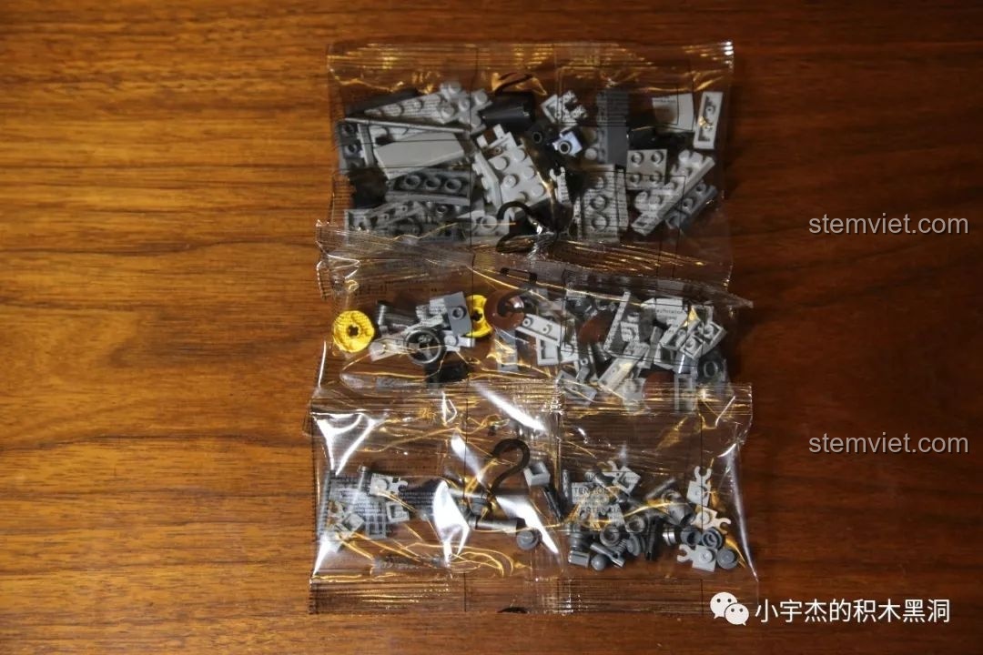 Túi chi tiết thứ hai của bộ Panlos 631004D, chứa các mảnh ghép cho bệ phóng tên lửa.