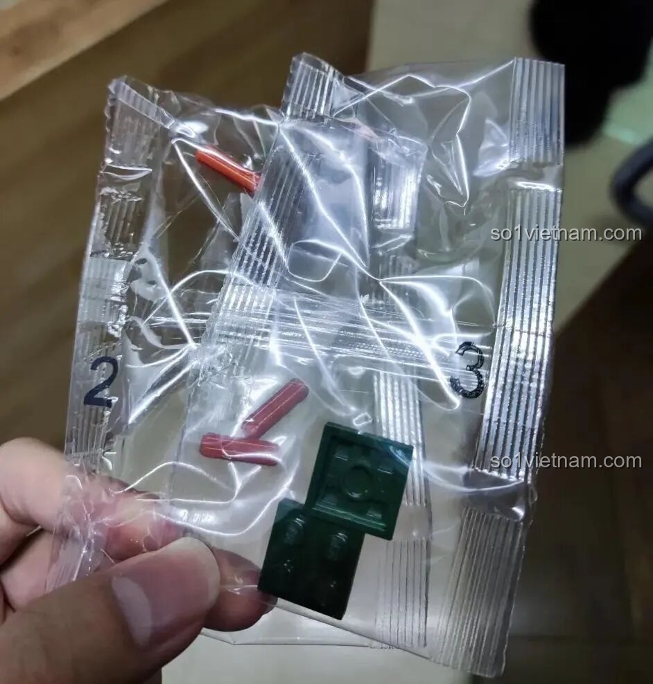 Một túi chi tiết nhỏ được đóng gói riêng trong bộ Sluban T-14 Armata, có thể là các mảnh bổ sung.