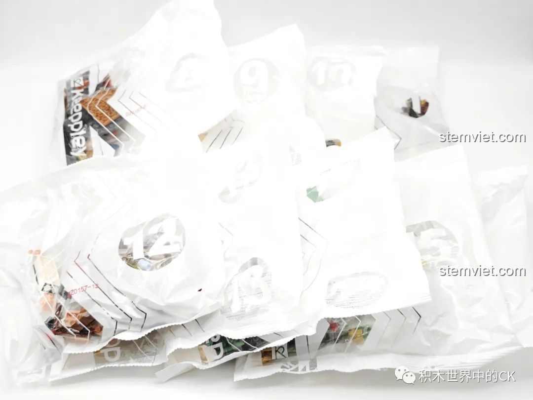 Các túi chi tiết được đánh số từ 7 đến 13 của bộ lắp ráp Keeppley DZ0157, chứa 1700 mảnh ghép.