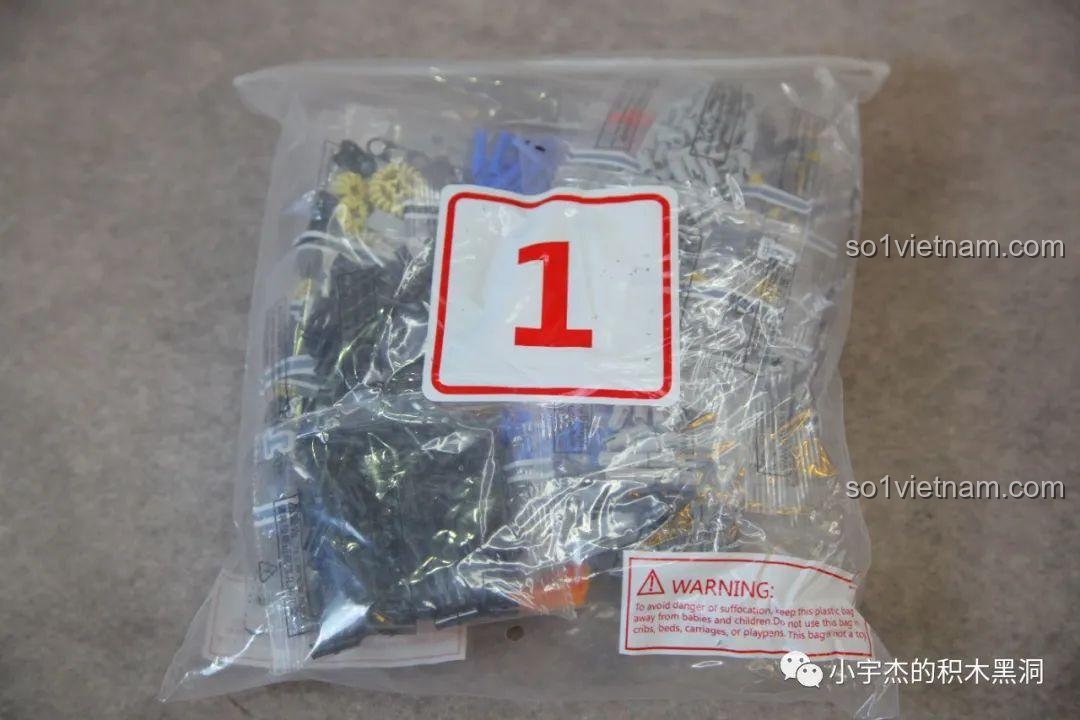 Túi nhựa lớn chứa các chi tiết lắp ráp cho giai đoạn 1 của bộ MJ Blocks 8620A Mercedes AMG Bạc Quỷ.