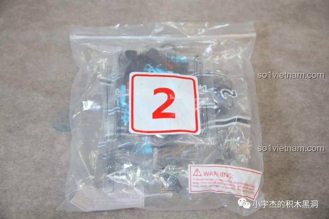 Túi nhựa lớn chứa các chi tiết lắp ráp cho giai đoạn 2 của bộ MJ Blocks 8620A, tập trung vào phần nội thất xe.