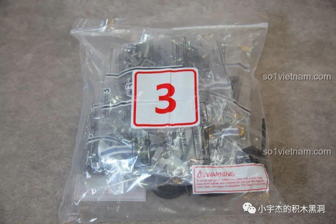 Túi nhựa lớn chứa các chi tiết lắp ráp cho giai đoạn 3 của bộ MJ Blocks 8620A, chủ yếu là các mảnh vỏ xe màu bạc.