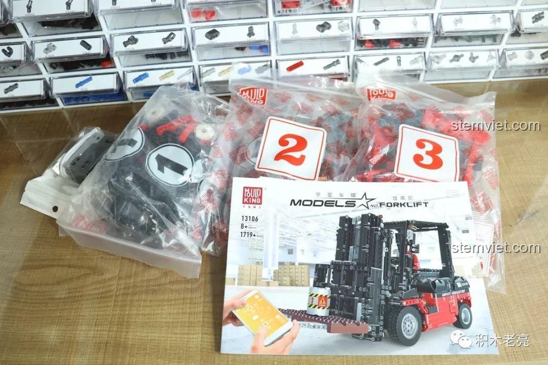 Các túi chi tiết được đánh số 1, 2, 3 của bộ Mould King 13106 Xe Nâng Hàng cùng sách hướng dẫn.