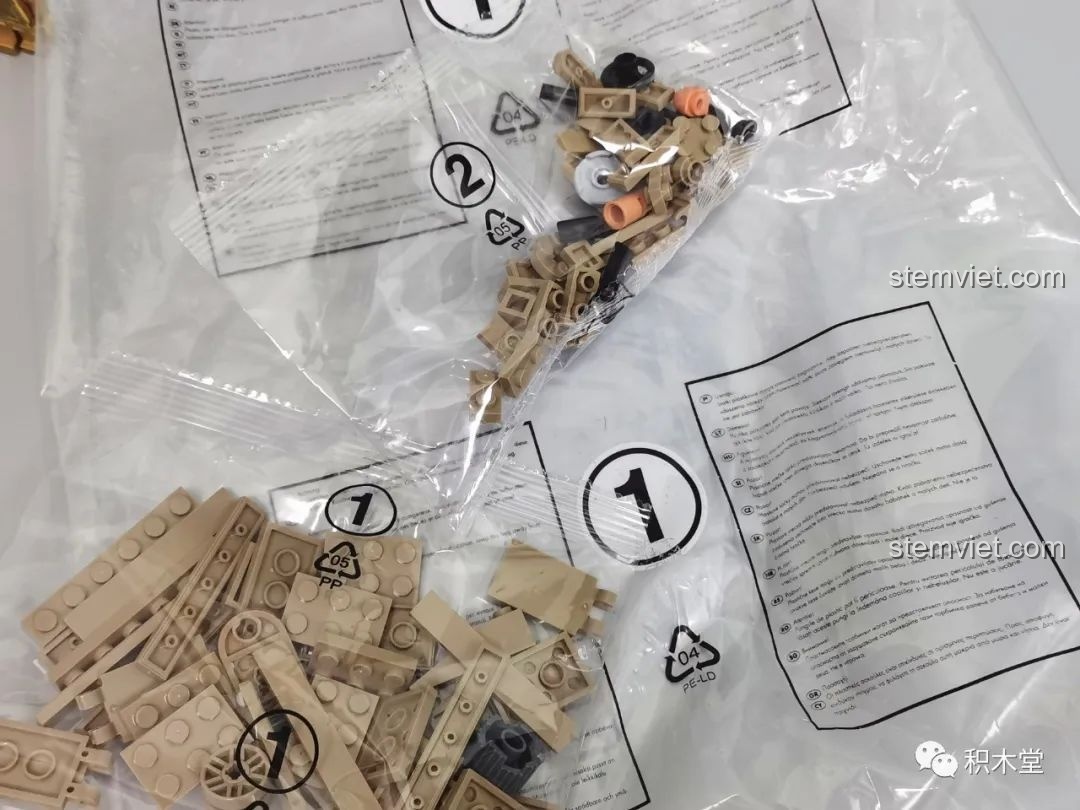 Các túi chi tiết nhỏ được đánh số theo từng giai đoạn lắp ráp của bộ xếp hình Xe tải quân sự hạng nặng HEMTT.