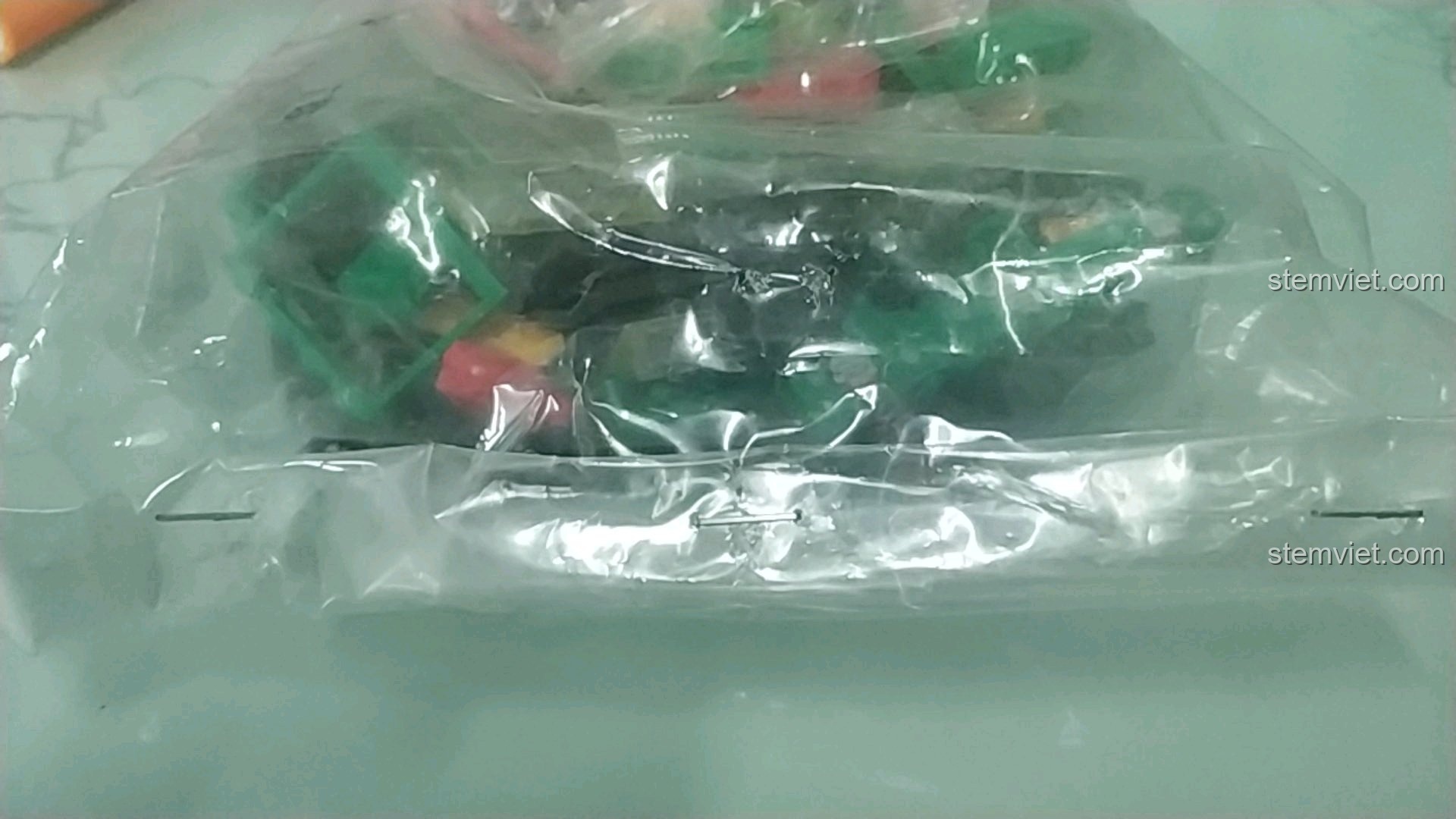 Các túi chi tiết bằng nhựa của bộ Enlighten 626 được ghim lại cẩn thận trước khi unbox.