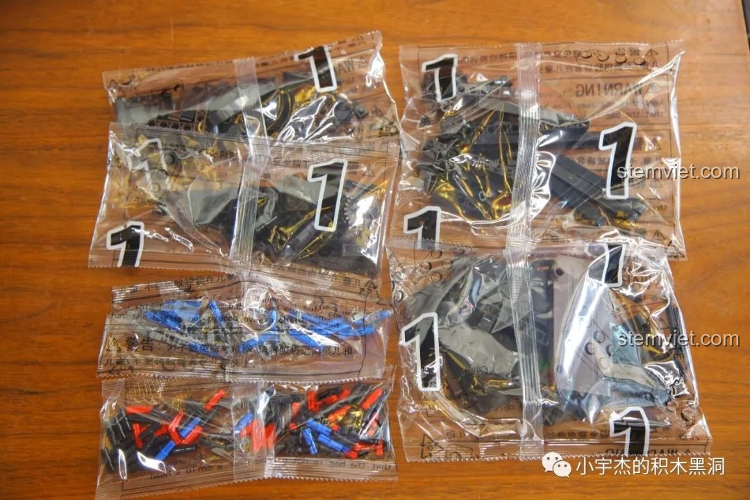 Các túi chi tiết được đánh số 1 trong bộ lắp ráp AchKo 50015, giúp phân loại và lắp ráp dễ dàng.