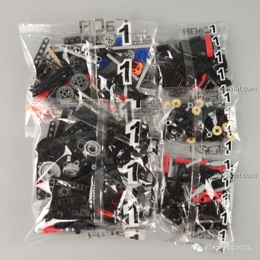 Các túi chi tiết được đánh số 1 cho giai đoạn lắp ráp đầu tiên của bộ đồ chơi Lamborghini Centenario 'Bò Thế Kỷ' CaDA.