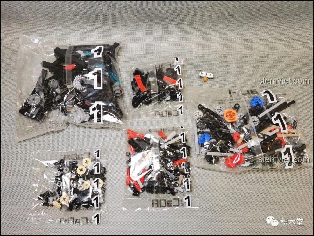 Các túi chi tiết được đánh số 1, bắt đầu quá trình lắp ráp bộ lắp ráp Siêu xe Centenario C61041 tiết kiệm.