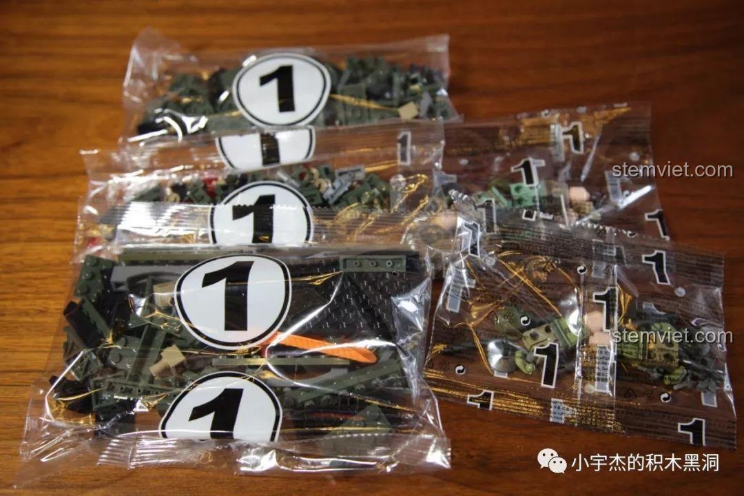 Các túi chi tiết được đánh số 1, chuẩn bị cho quá trình lắp ráp xe tăng M5 Stuart.