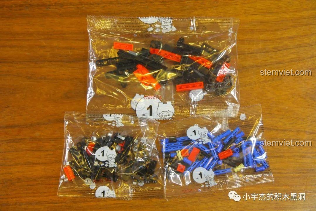 Các túi chi tiết được đánh số 1 của bộ xếp hình SEMBO 705701 Ferrari Dino 246 GTS.