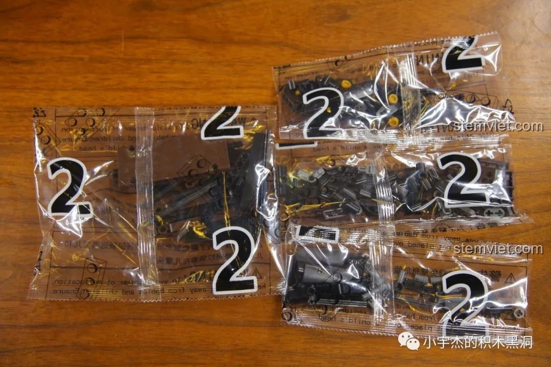 Các túi chi tiết được đánh số 2 của bộ lắp ráp AchKo 50015 chuẩn bị được mở ra.