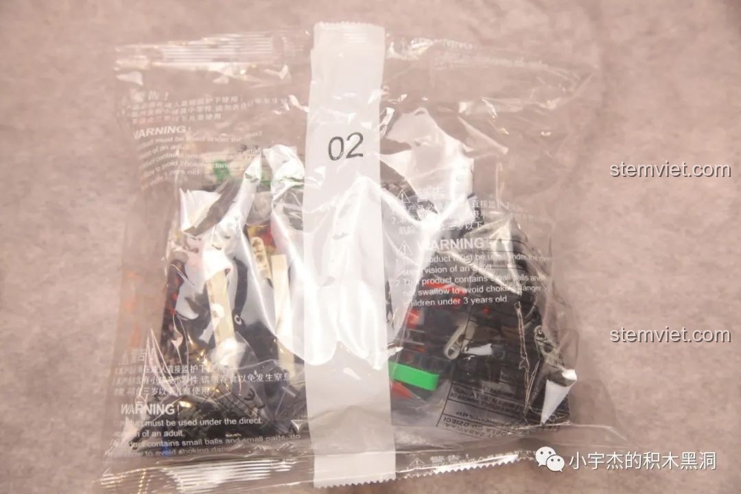 Túi chi tiết số 2 của bộ K-box 10222, chứa các mảnh ghép cho phần nội thất và hệ thống lái của siêu xe.