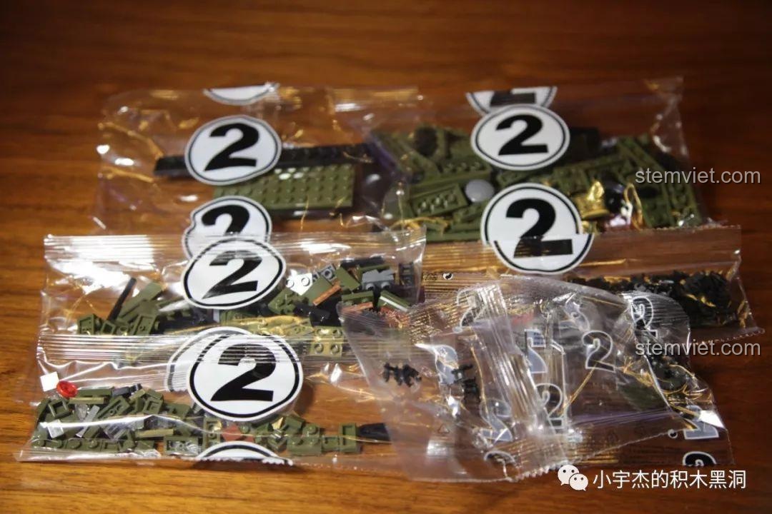 Các túi chi tiết được đánh số 2, chuẩn bị cho việc hoàn thiện xe tăng M5 Stuart.