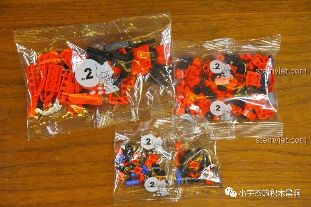 Các túi chi tiết được đánh số 2 của bộ xếp hình SEMBO 705701 Ferrari Dino 246 GTS.