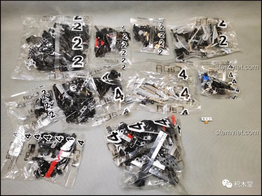 Các túi chi tiết được đánh số 2 và 4 cho các bước lắp ráp tiếp theo của bộ xếp hình Siêu bò Lamborghini Centenario.