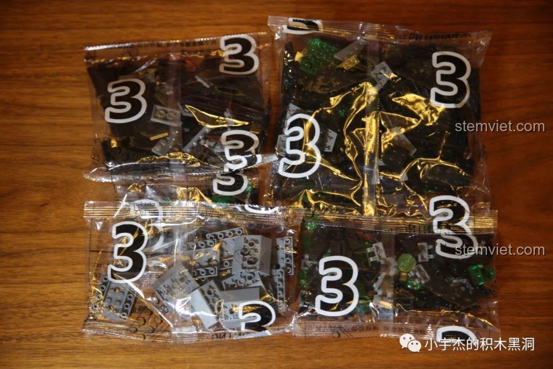 Các túi chi tiết được đánh số 3 của bộ lắp ghép Cảnh Xà Trận J923 hợp túi tiền, chứa các mảnh ghép màu đen và xanh.